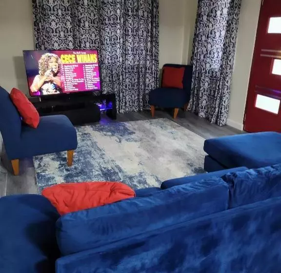 Silverbuttons Apartments & Eats