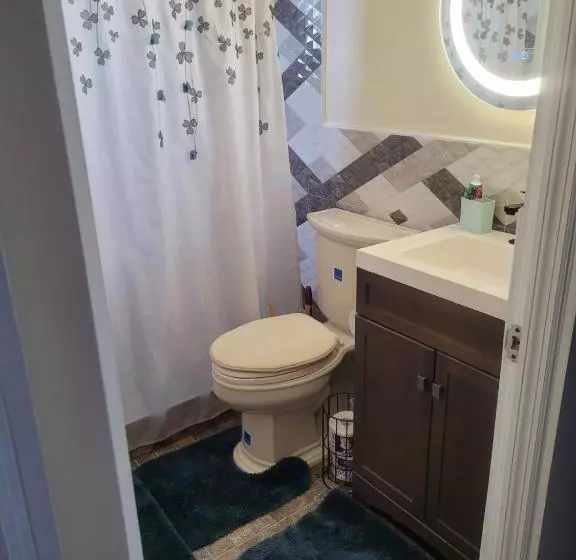 Silverbuttons Apartments & Eats