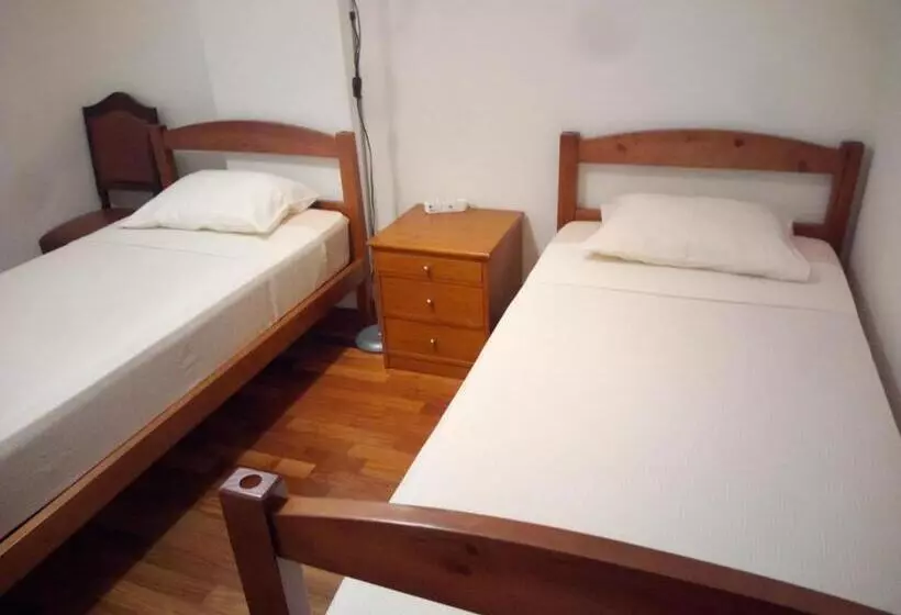 Retkeilymaja Costa S Lodging, 5min To The Airport, Shared Room For 2 People, Shuttle Service Available