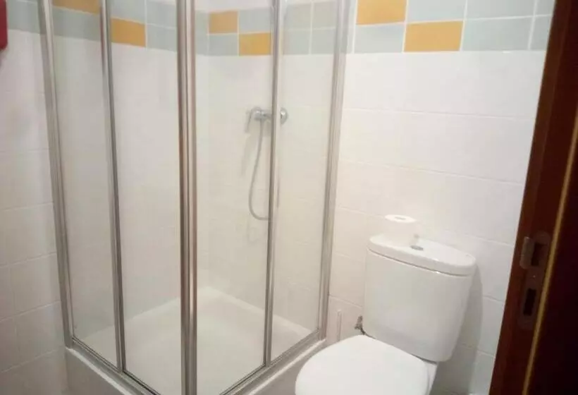 Retkeilymaja Costa S Lodging, 5min To The Airport, Shared Room For 2 People, Shuttle Service Available