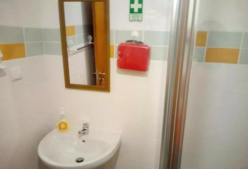 Retkeilymaja Costa S Lodging, 5min To The Airport, Shared Room For 2 People, Shuttle Service Available