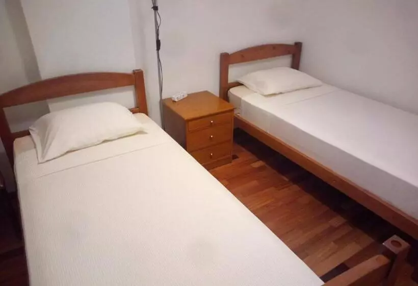 Retkeilymaja Costa S Lodging, 5min To The Airport, Shared Room For 2 People, Shuttle Service Available