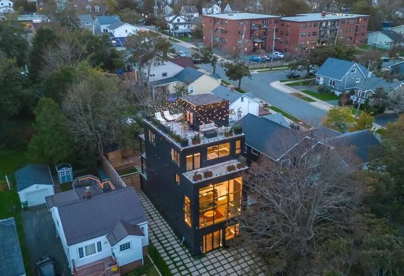 تختخواب و صبحانه Luxury Bnb   Halifax Rooftop   The Sunrise Room