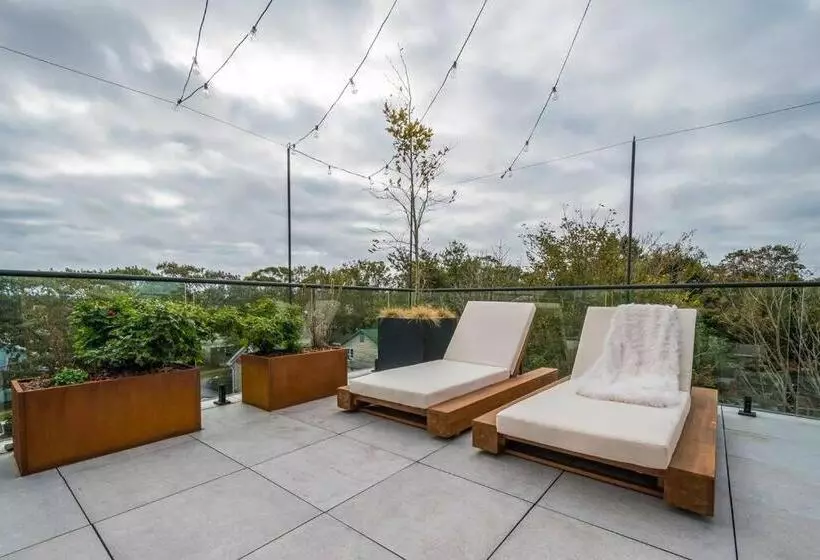 تختخواب و صبحانه Luxury Bnb   Halifax Rooftop   The Sunrise Room