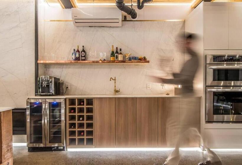 تختخواب و صبحانه Luxury Bnb Halifax Rooftop The Sunrise Room