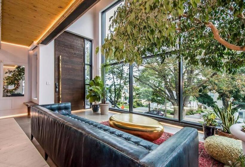 تختخواب و صبحانه Luxury Bnb Halifax Rooftop The Sunrise Room