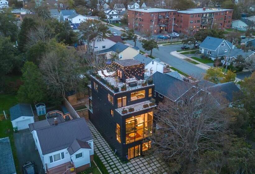 تختخواب و صبحانه Luxury Bnb Halifax Rooftop The Sunrise Room