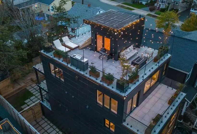 تختخواب و صبحانه Luxury Bnb   Halifax Rooftop   The Sunrise Room