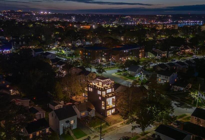 تختخواب و صبحانه Luxury Bnb Halifax Rooftop The Sunrise Room