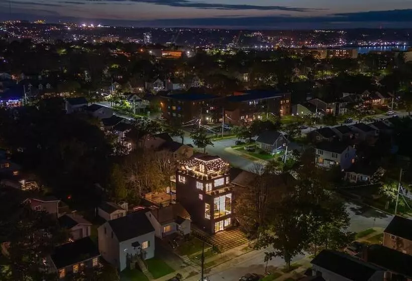تختخواب و صبحانه Luxury Bnb   Halifax Rooftop   The Sunrise Room
