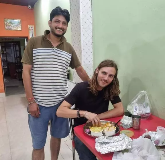 ホテル Aastha And Restaurant