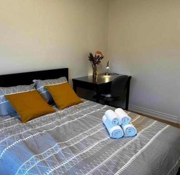 Panzió Premium Home With Garden View, Private Parking