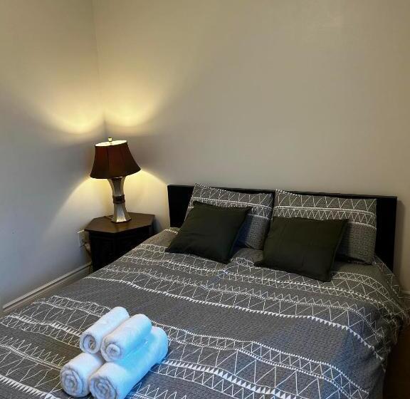 Panzió Premium Home With Garden View, Private Parking