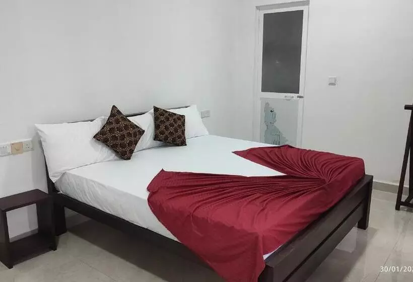 Hotelli Laxsume Guest House Nilaveli