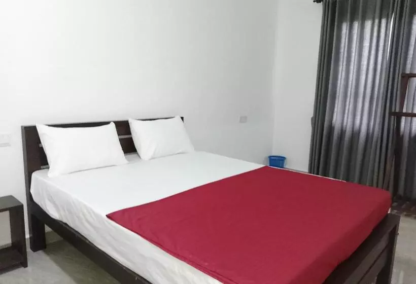 Hotelli Laxsume Guest House Nilaveli