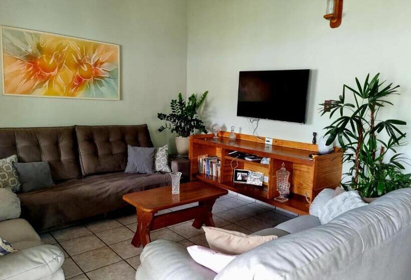 ペンション Lara S House