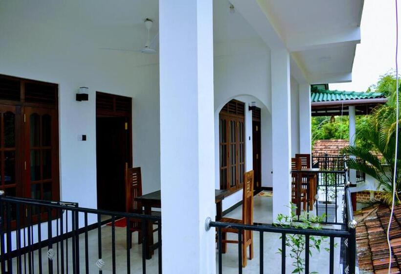 بنسيون Wayside Mirissa
