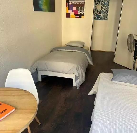 هاستل Basel Stadt Gundeldingen Zimmer 402, Wc In The Hallway, Outside The Room