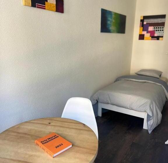 Ostello Basel Stadt Gundeldingen Zimmer 402, Wc In The Hallway, Outside The Room