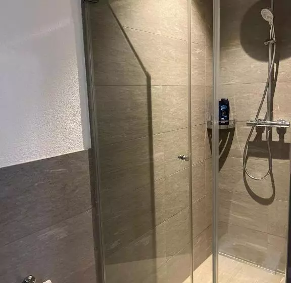 هاستل Basel Stadt Gundeldingen Zimmer 402, Wc In The Hallway, Outside The Room