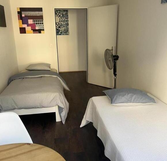 Ostello Basel Stadt Gundeldingen Zimmer 402, Wc In The Hallway, Outside The Room