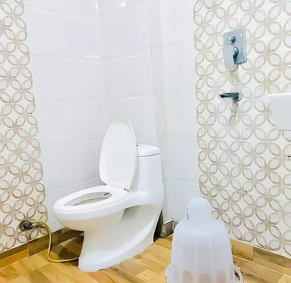 Hotelli Flagship Green High Near Laxmi Nagar Metro Station