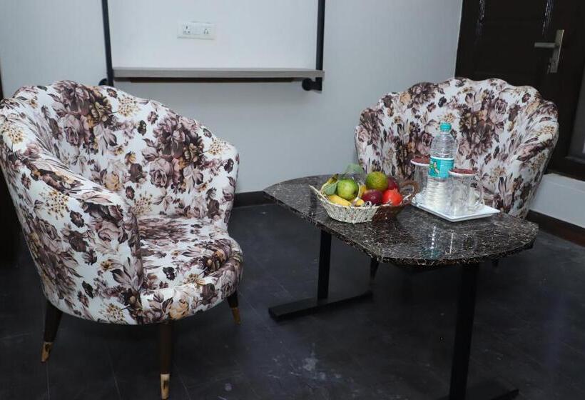 هتل Lyf Corporate Suites Noida Sector 19