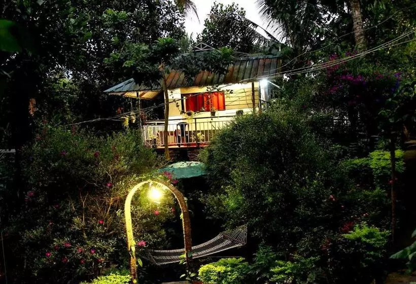 Hotelli The Wayside Tree House And Private Villas