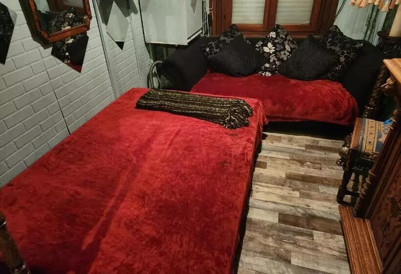 پانسیون Room In House 2 Floors 2 Bedrooms Near Central Station