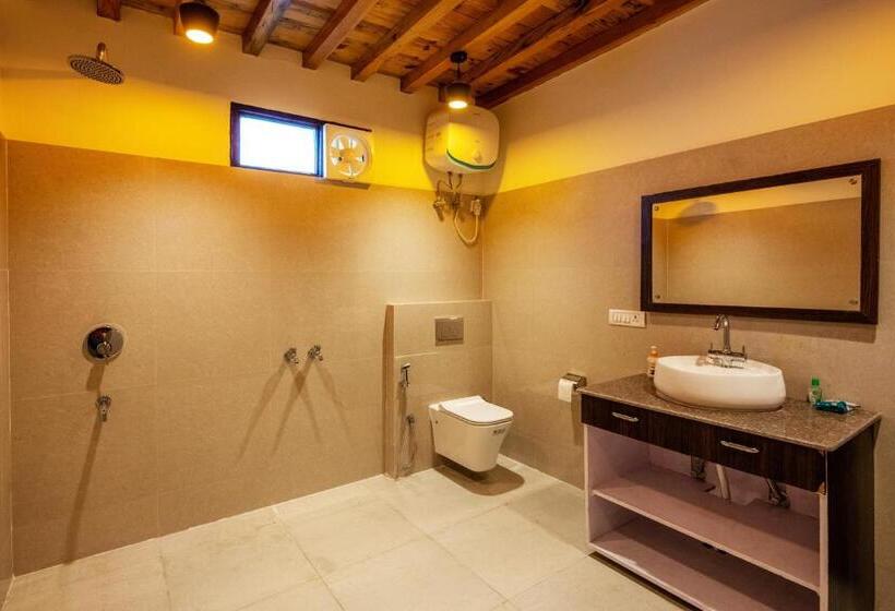 Shree Parijat Resort At Mukteshwar Hill Station With Himalayan View