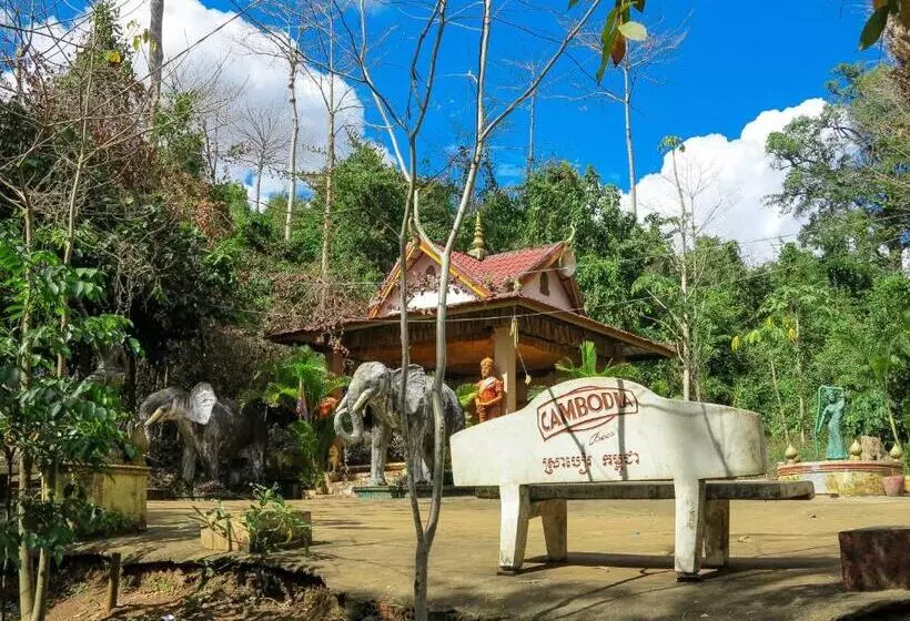 Backpacker Hostel And Jungle Trekking