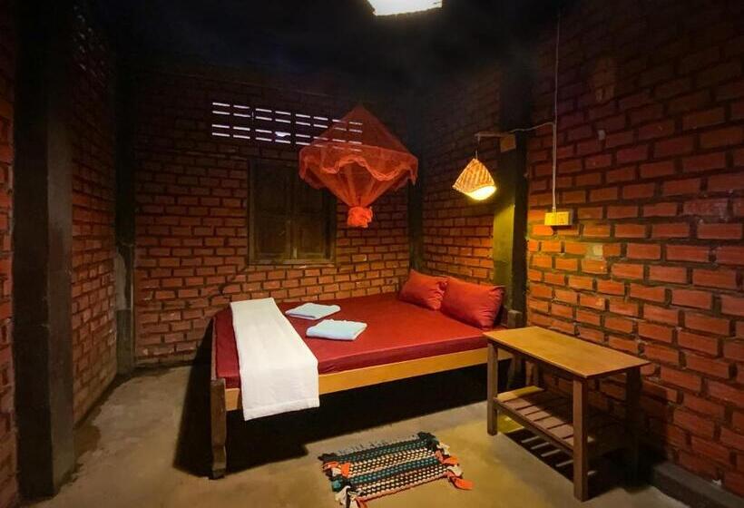 Backpacker Hostel And Jungle Trekking