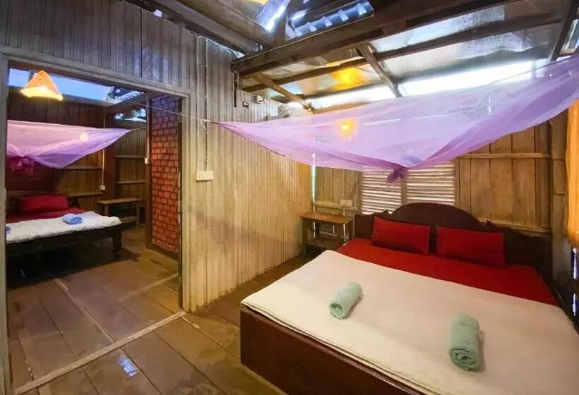 Backpacker Hostel And Jungle Trekking