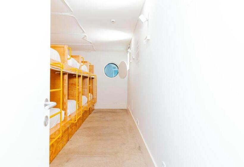 هاستل Surf & Sea Suites