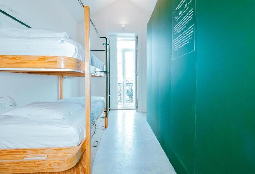 هاستل Surf & Sea Suites