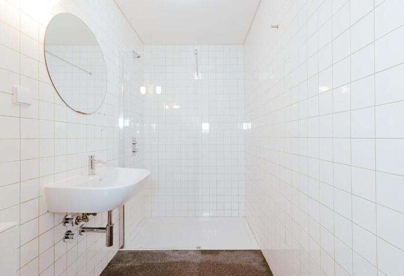 هاستل Surf & Sea Suites