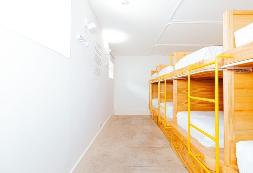 هاستل Surf & Sea Suites