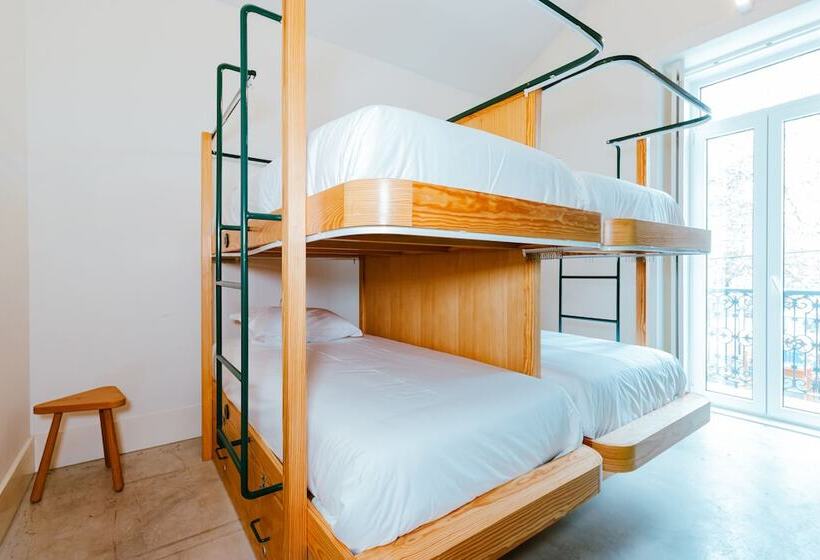 هاستل Surf & Sea Suites