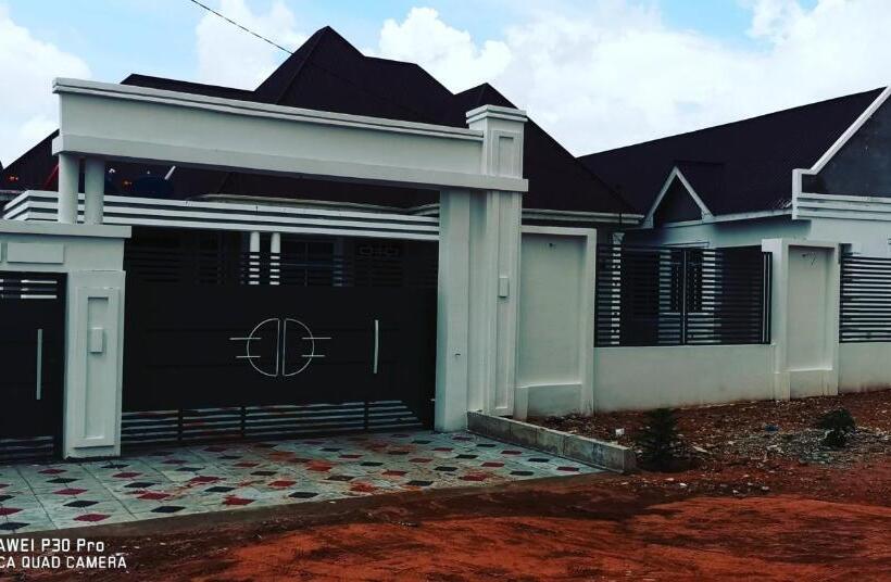 펜션 Dodoma Saragea Apartments