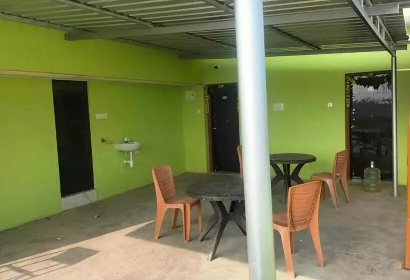 ホテル Surabhi Residency