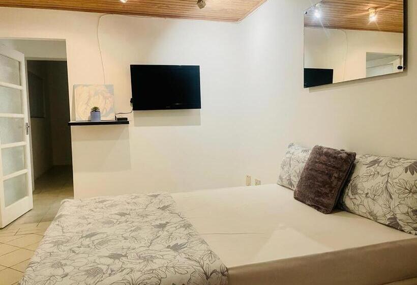 پانسیون Coastwave Guest House