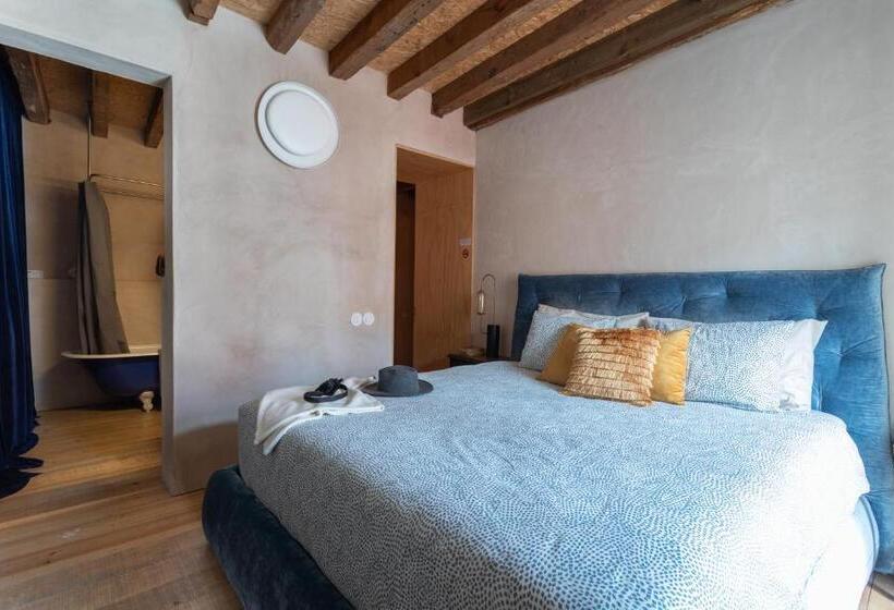 پانسیون Double Room In 18th Century Style