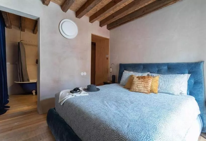 پانسیون Double Room In 18th Century Style