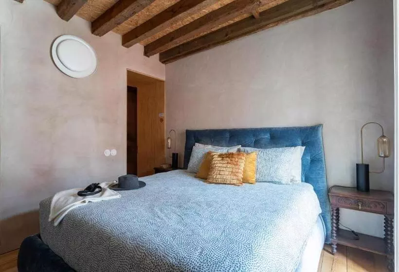 پانسیون Double Room In 18th Century Style