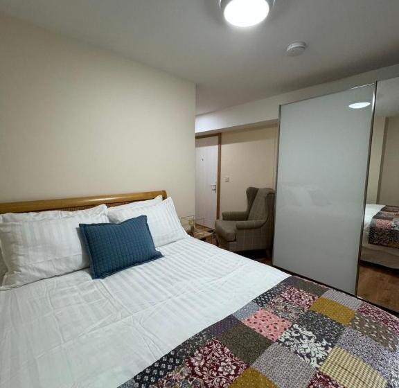 מלון כמוסות Claire Barden Boutique