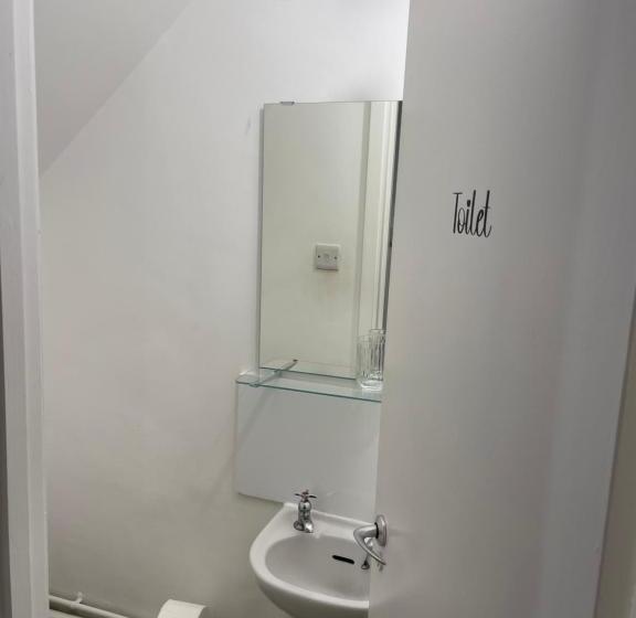 پانسیون Lovely Triple And Quadruple Bedrooms In Euston