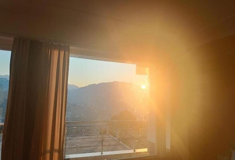 פנסיון Twin Oaks Kasauli