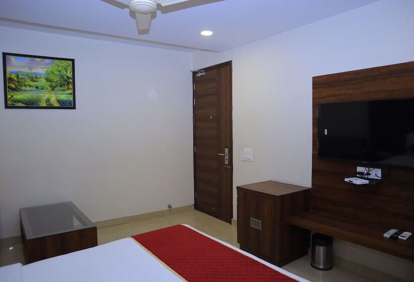 Pineberry Hotels   Near Golden Temple