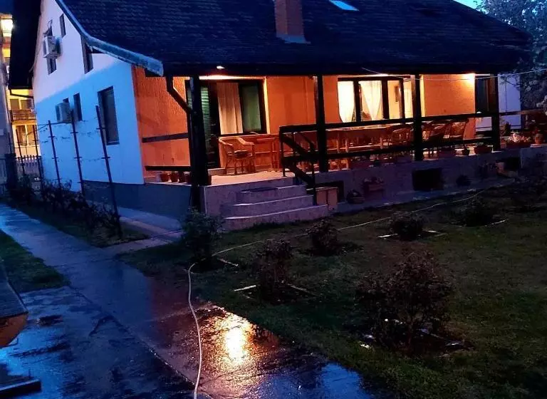 هاستل Lavrnić