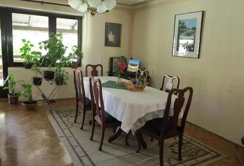 هاستل Lavrnić